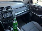 Toyota Camry 2015 года за 4 800 000 тг. в Жанаозен – фото 2