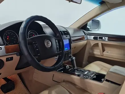 Volkswagen Touareg 2008 года за 6 300 000 тг. в Алматы – фото 12