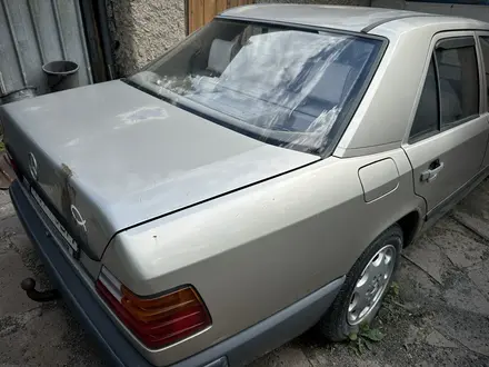 Mercedes-Benz E 260 1989 года за 600 000 тг. в Караганда – фото 3