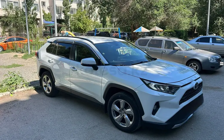 Toyota RAV4 2020 годаүшін14 000 000 тг. в Актобе