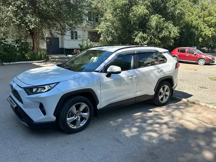 Toyota RAV4 2020 года за 14 000 000 тг. в Актобе – фото 2