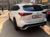 Toyota Highlander 2023 года за 24 000 000 тг. в Алматы – фото 4