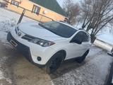 Toyota RAV4 2015 года за 7 400 000 тг. в Актобе – фото 2