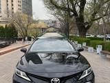 Toyota Camry 2021 года за 15 900 000 тг. в Алматы – фото 2