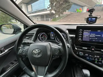 Toyota Camry 2021 года за 15 900 000 тг. в Алматы – фото 12