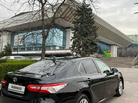 Toyota Camry 2021 года за 15 900 000 тг. в Алматы – фото 4