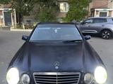 Mercedes-Benz E 320 1999 года за 2 000 000 тг. в Уральск – фото 2