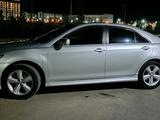 Toyota Camry 2011 года за 7 350 000 тг. в Уральск – фото 2