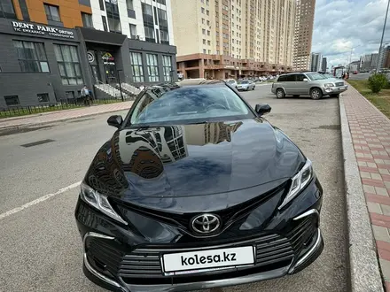 Toyota Camry 2023 года за 17 500 000 тг. в Астана – фото 2