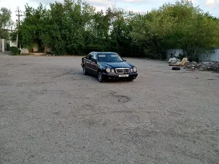 Mercedes-Benz E 200 1997 года за 2 500 000 тг. в Павлодар