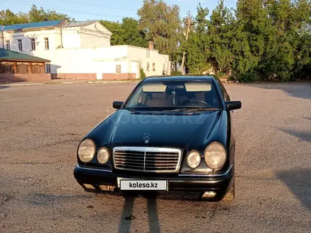 Mercedes-Benz E 200 1997 года за 2 500 000 тг. в Павлодар – фото 2
