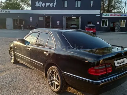 Mercedes-Benz E 200 1997 года за 2 500 000 тг. в Павлодар – фото 4