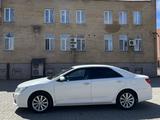 Toyota Camry 2014 года за 9 500 000 тг. в Актобе – фото 2