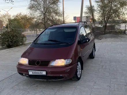 Volkswagen Sharan 1995 года за 2 000 000 тг. в Актау – фото 2