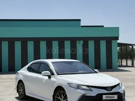 Toyota Camry 2021 года за 14 300 000 тг. в Шымкент – фото 2