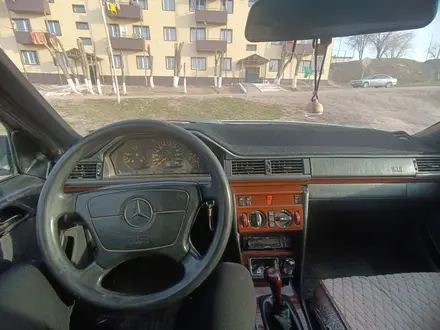 Mercedes-Benz E 220 1994 года за 1 300 000 тг. в Сарыозек – фото 4