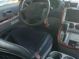 Kia Carnival 2005 года за 3 500 000 тг. в Костанай – фото 2