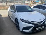 Toyota Camry 2022 года за 15 200 000 тг. в Астана – фото 3