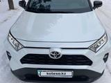 Toyota RAV4 2020 годаfor15 600 000 тг. в Караганда