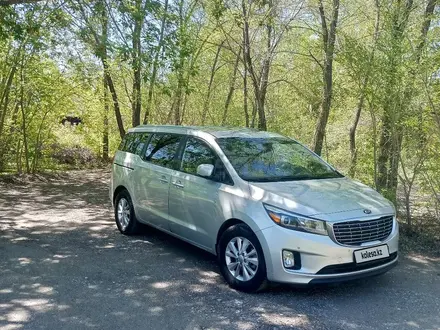 Kia Carnival 2015 года за 11 500 000 тг. в Павлодар – фото 2