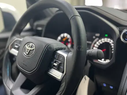 Toyota Land Cruiser Premium+ 2023 года за 64 970 000 тг. в Актобе – фото 20