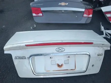 Крышка багажника Hyundai Sonata EF за 65 000 тг. в Астана