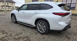 Toyota Highlander 2023 года за 26 500 000 тг. в Уральск – фото 2
