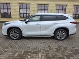 Toyota Highlander 2023 года за 26 500 000 тг. в Уральск