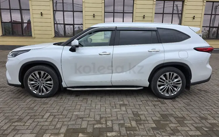 Toyota Highlander 2023 года за 26 500 000 тг. в Уральск