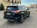 Toyota RAV4 2017 годаfor11 000 000 тг. в Атырау – фото 2