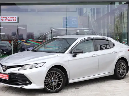 Toyota Camry 2018 года за 11 290 000 тг. в Астана