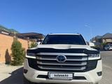 Toyota Land Cruiser 2023 годаfor53 900 000 тг. в Актау – фото 2