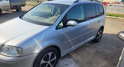 Volkswagen Touran 2008 года за 3 700 000 тг. в Уральск – фото 4