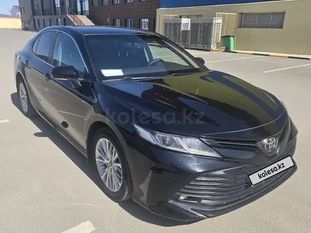 Toyota Camry 2019 года за 9 000 000 тг. в Атырау – фото 2