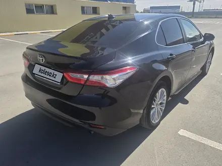 Toyota Camry 2019 года за 9 000 000 тг. в Атырау – фото 3