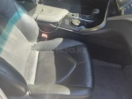 Toyota Camry 2019 года за 9 000 000 тг. в Атырау – фото 6
