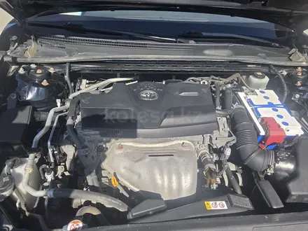 Toyota Camry 2019 года за 9 000 000 тг. в Атырау – фото 8
