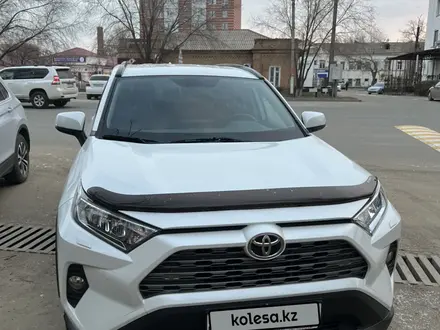 Toyota RAV4 2020 года за 16 500 000 тг. в Уральск – фото 2