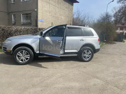Volkswagen Touareg 2003 года за 5 000 000 тг. в Алматы – фото 2