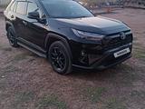 Toyota RAV4 2023 года за 16 000 000 тг. в Уральск – фото 2