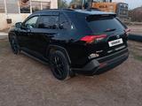 Toyota RAV4 2023 года за 16 000 000 тг. в Уральск – фото 4