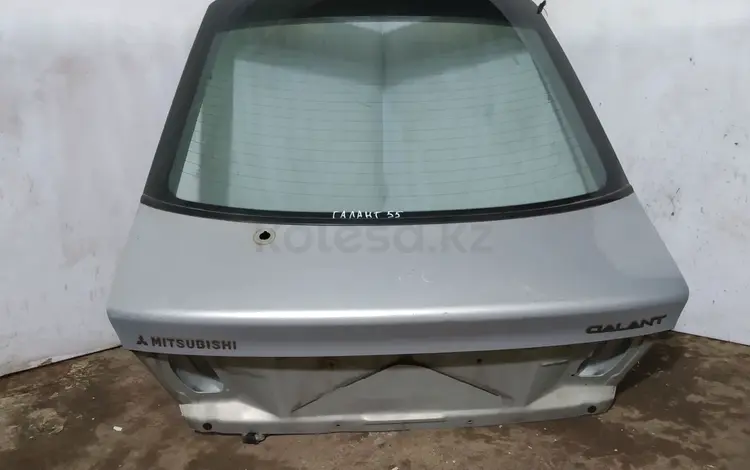 Крышка багажника на Мицубиси галант 55 за 25 000 тг. в Караганда