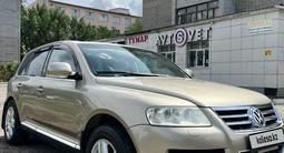 Volkswagen Touareg 2004 года за 5 600 000 тг. в Астана – фото 2