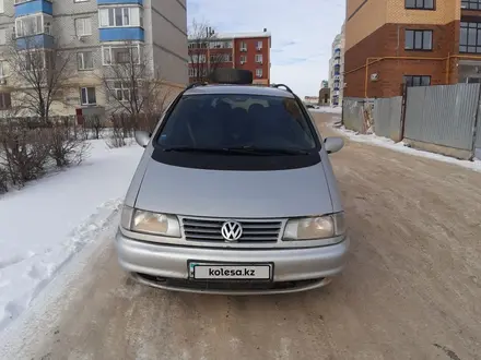 Volkswagen Sharan 1997 года за 1 600 000 тг. в Уральск – фото 3
