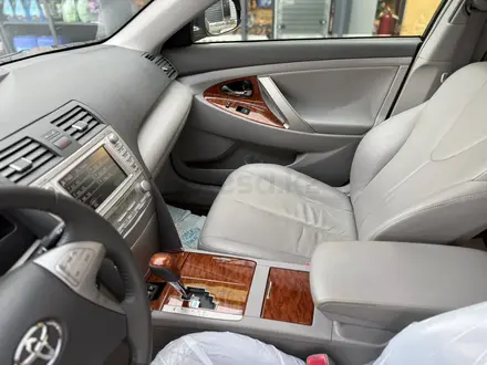 Toyota Camry 2011 года за 8 290 000 тг. в Алматы – фото 17