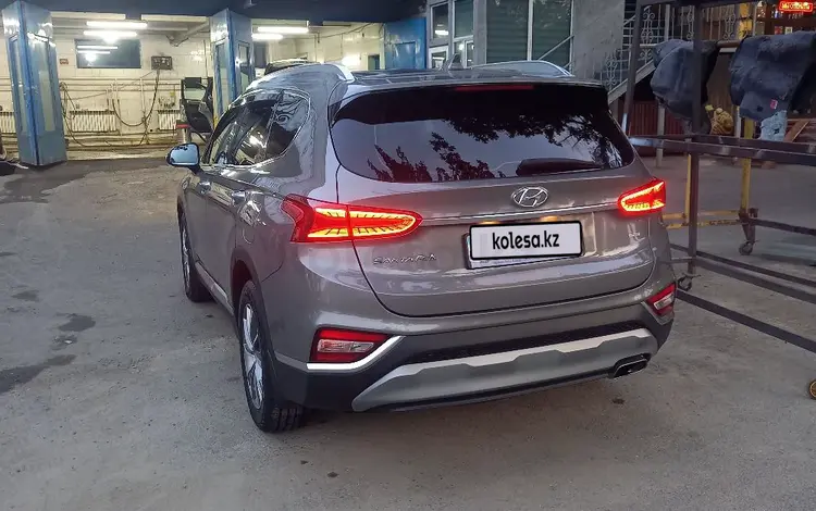 Hyundai Santa Fe 2020 года за 13 000 000 тг. в Алматы