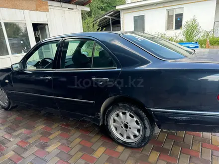 Mercedes-Benz E 230 1997 года за 1 800 000 тг. в Алматы – фото 3