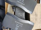 Комплект передних тормозных колодок Mercedes A0064200420 за 50 000 тг. в Астана