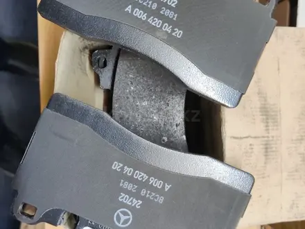 Комплект передних тормозных колодок Mercedes A0064200420 за 30 000 тг. в Астана