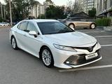 Toyota Camry 2018 года за 14 200 000 тг. в Алматы – фото 2